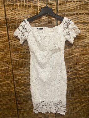 NWT EILLY BAZAR white lace lined off the shoulder wiggle dress S